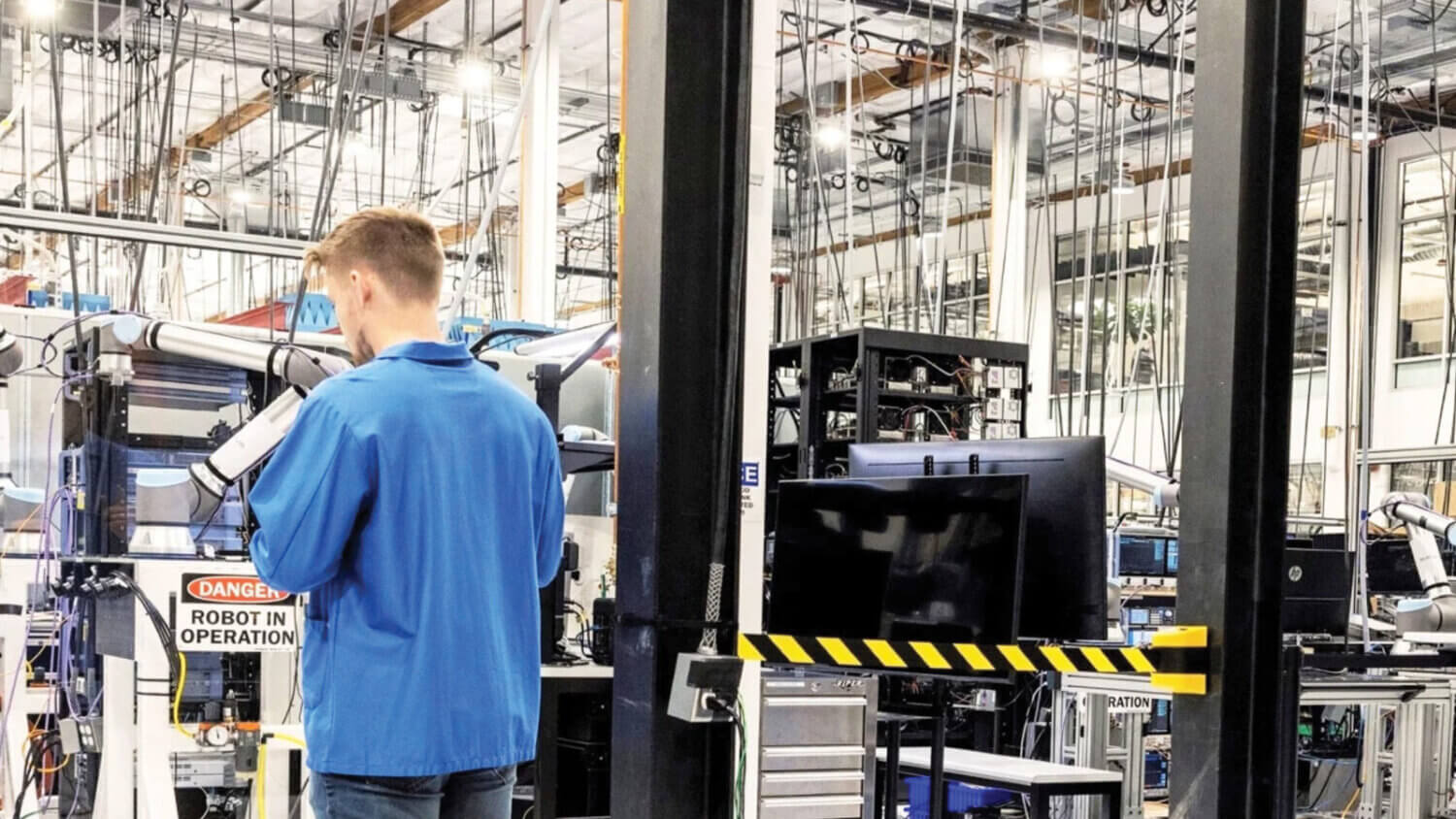 Imagen de un empleado de Amazon trabajando en la fábrica del Proyecto Kuiper