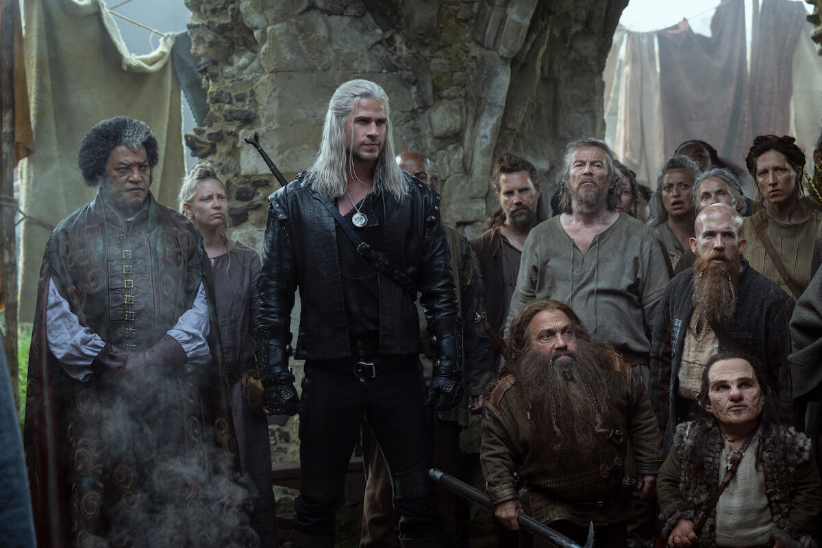 Laurence Fishburne como Regis y Liam Hemsworth como Geralt de Rivia en The Witcher temporada 4