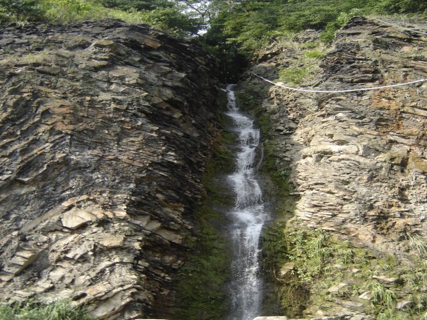 Salto Caiquero en Villeta, cascada natural de más de 10 metros que desciende entre formaciones rocosas y vegetación en los límites con Nimaima