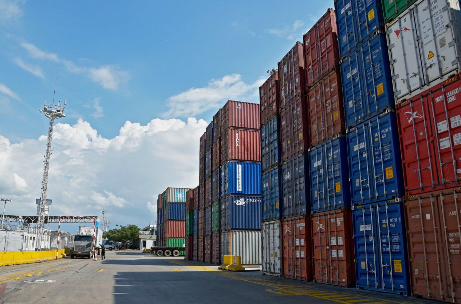 Patio de contenedores en una terminal logística, con mercancías destinadas al comercio entre Ecuador y Colombia tras el anuncio del gravamen del 30% a las importaciones