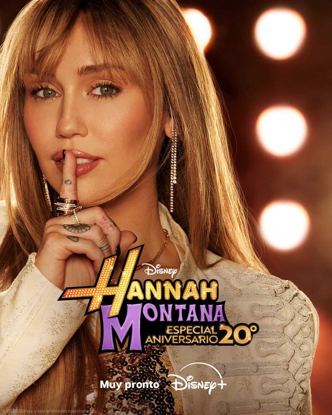 Miley Cyrus caracterizada como Hannah Montana frente a luces de escenario en un póster promocional del especial 20 aniversario de Hannah Montana en Disney+
